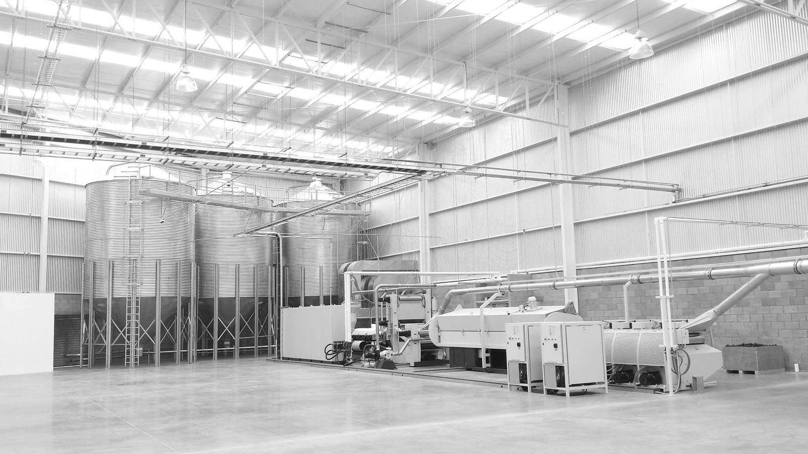 Silos de resina y línea de extrusión